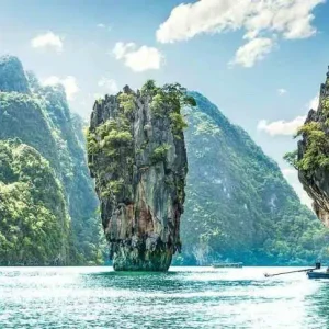 Scenic view of the James bond Island in Thailand, with crystal-clear waters, tropical vegetation, and sandy shores.