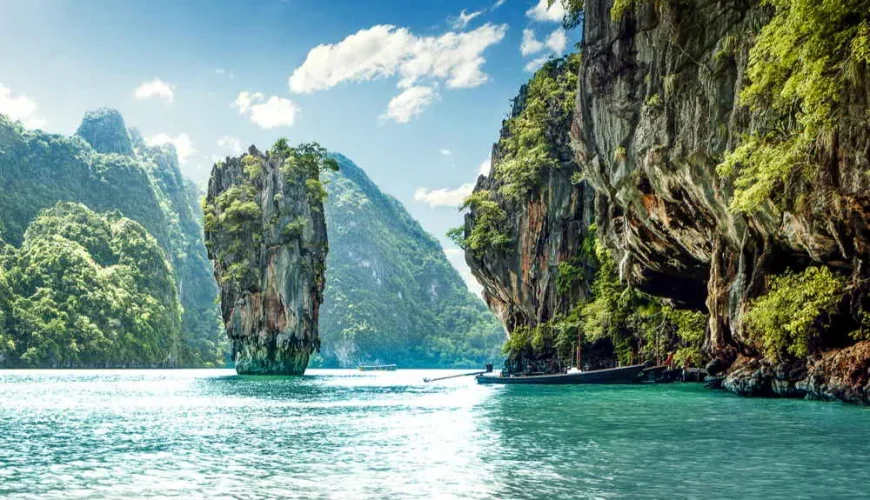 Scenic James Bond Island landscape with Ko Tapu visible in the foreground