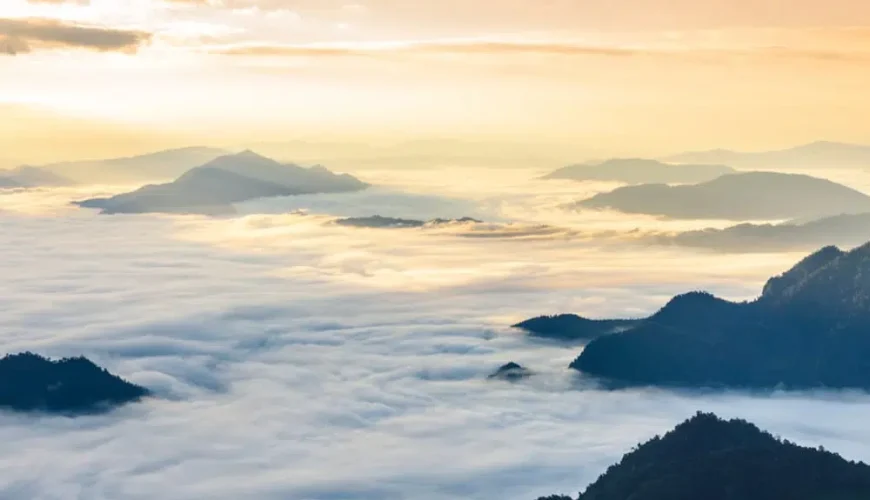 Beautiful natural scenery with a sea of clouds